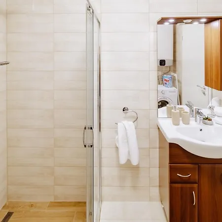 Alexandra Apartment